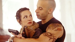 Vin Diesel y Asia Argento en "xXx" del 2002